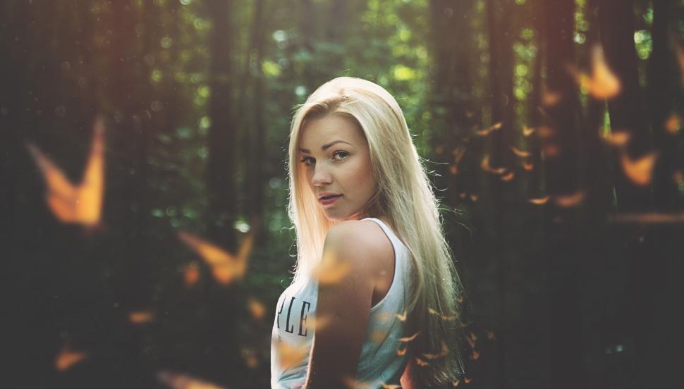 Free Image of Woman in the forest with light effects 