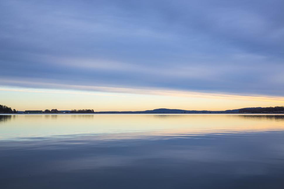 Free Image of Tranquil lakeside scene at dusk 