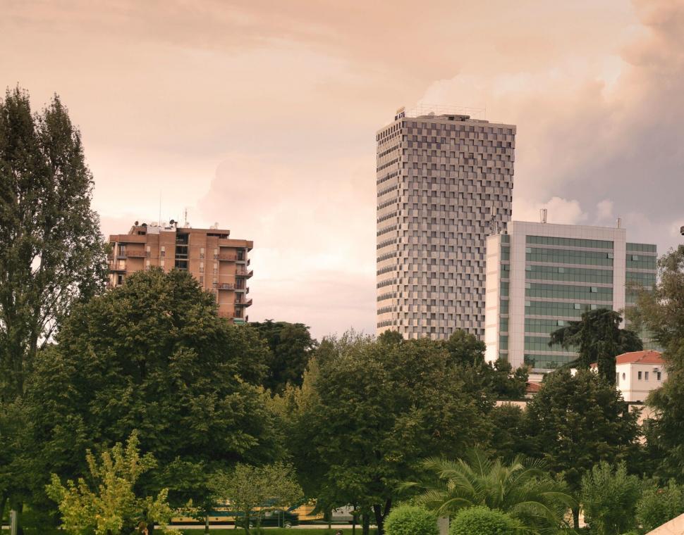 Free Image of Urban landscape with modern and classic architecture 