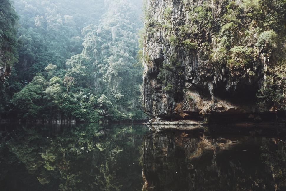 Free Image of Serene lake with surrounding cliffs 