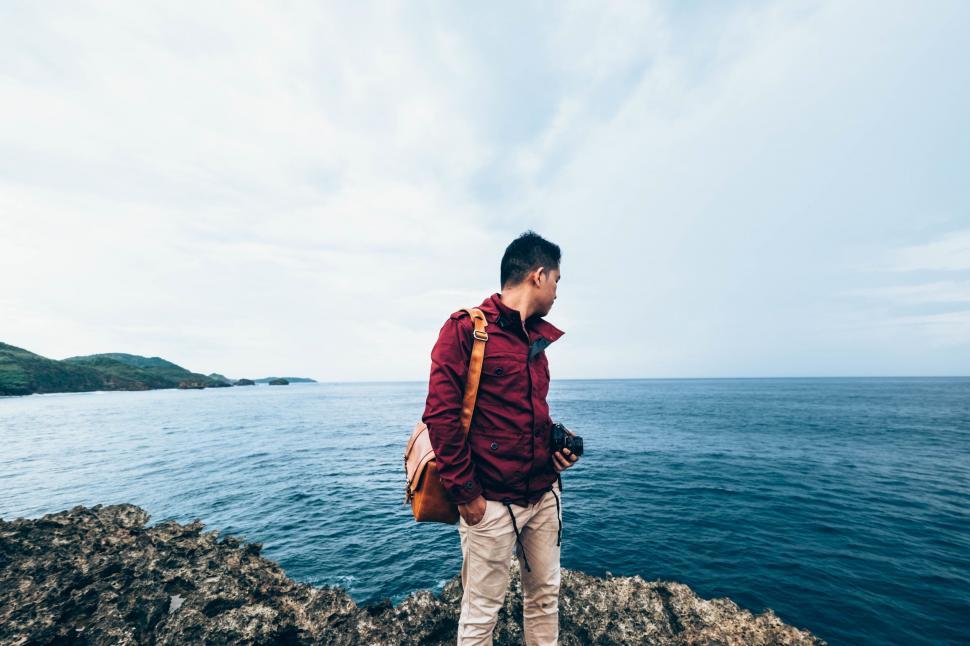 Free Image of Traveler by the seaside with camera 