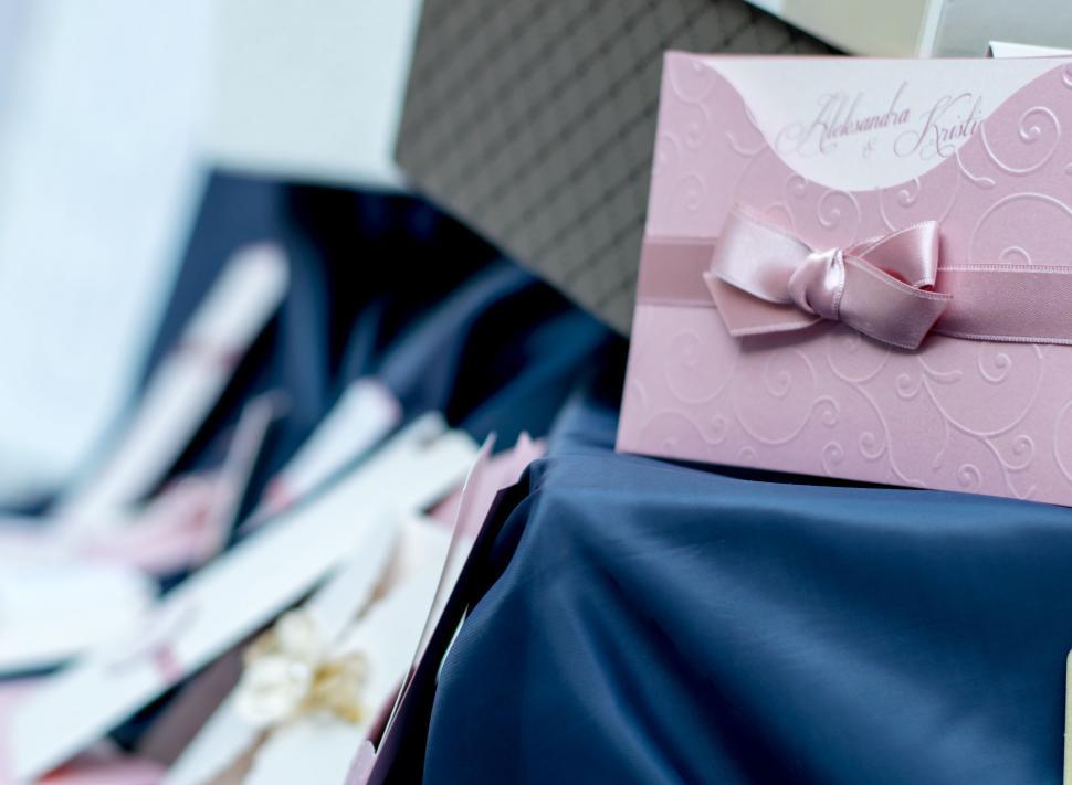 Free Image of Wedding invitations with elegant pink bow 