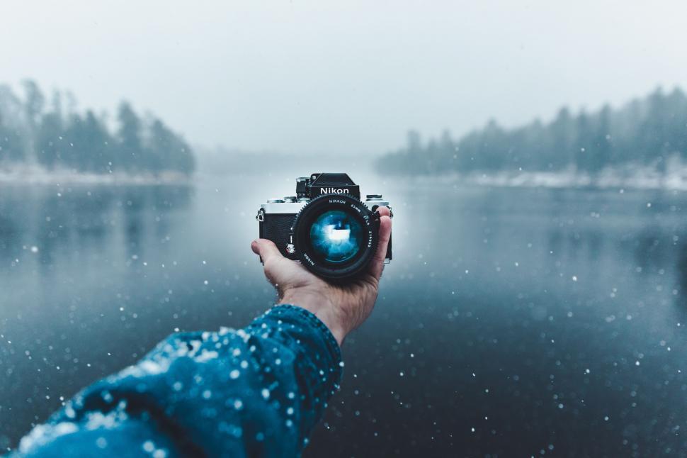 Free Image of Hand holding a vintage camera lens 