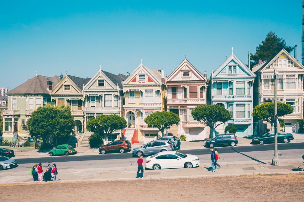 Free Image of Colorful houses on sunny street 