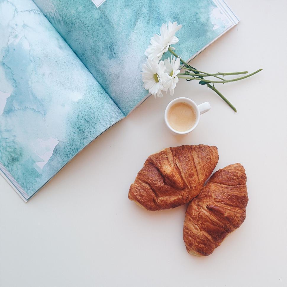 Free Image of Breakfast scene with croissant and coffee 
