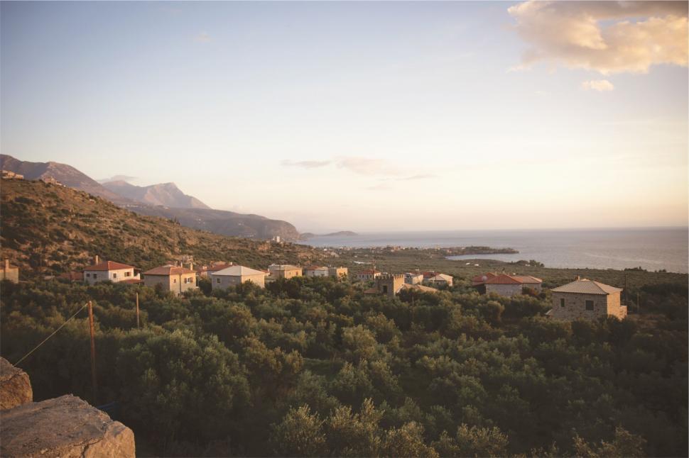 Free Image of Mediterranean village at sunset with mountains 