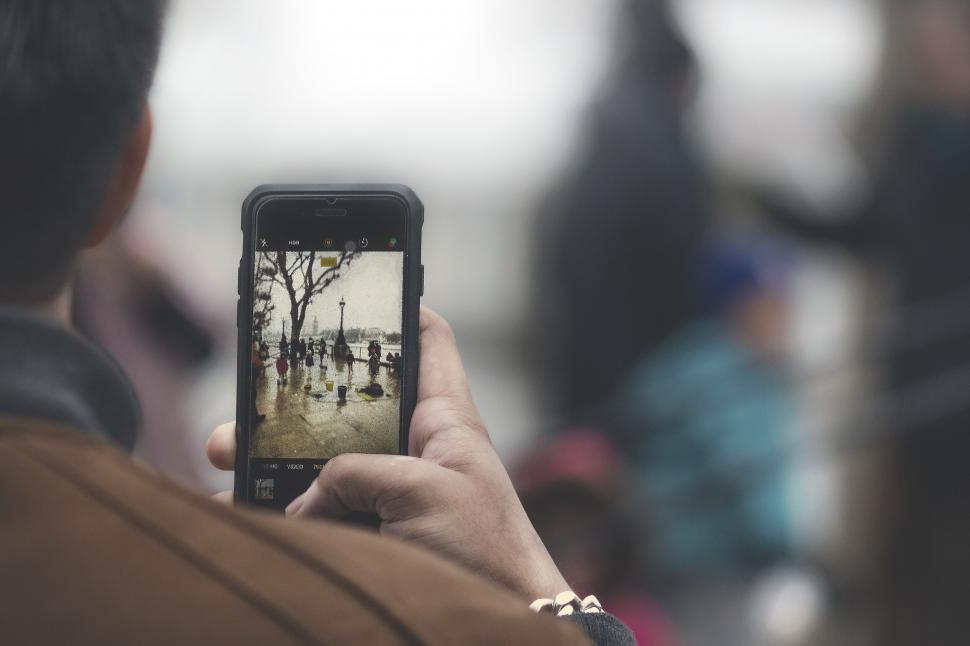 Free Image of Person using smartphone to capture a scene 