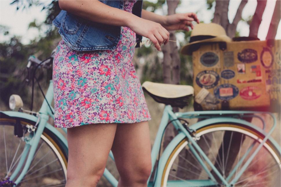 Free Image of Vintage bicycle with a suitcase attached 