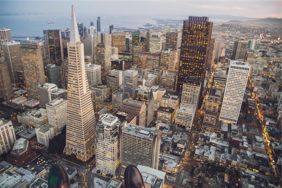 Free Image of City skyline with iconic skyscraper during twilight 