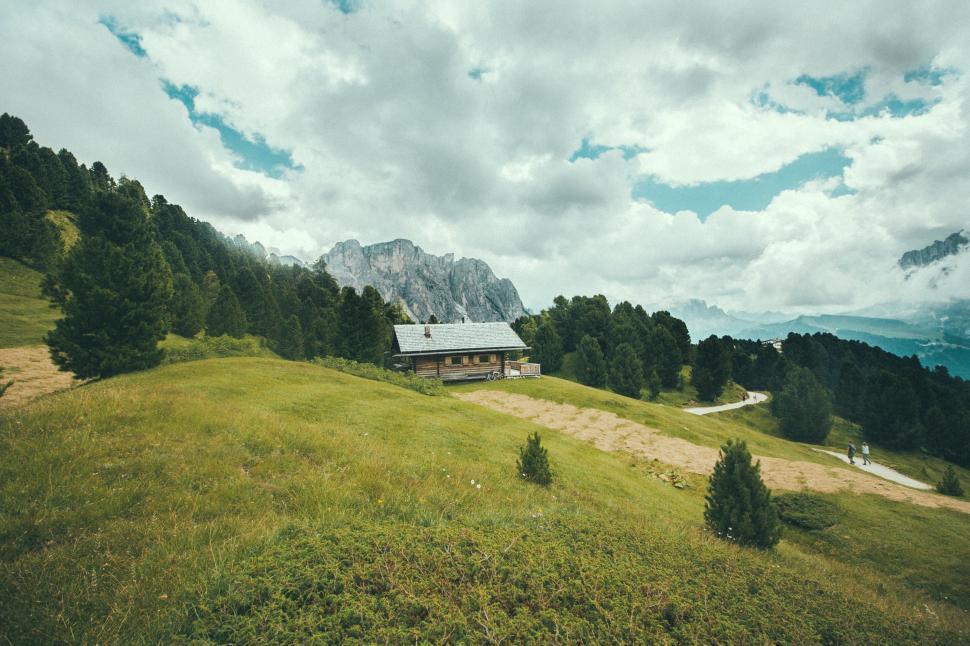 Free Image of Remote alpine house with mountain view 