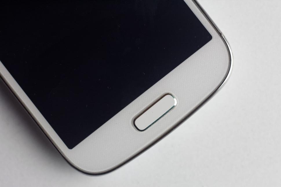 Free Image of Close-up of a smartphone s home button 