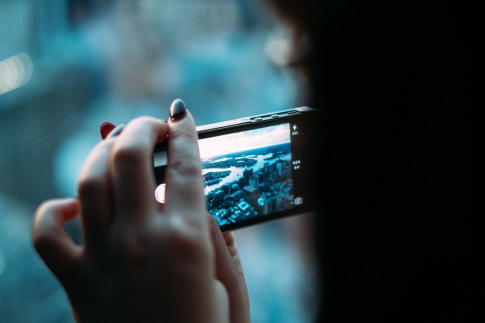 Free Image of Capturing cityscape through phone camera 