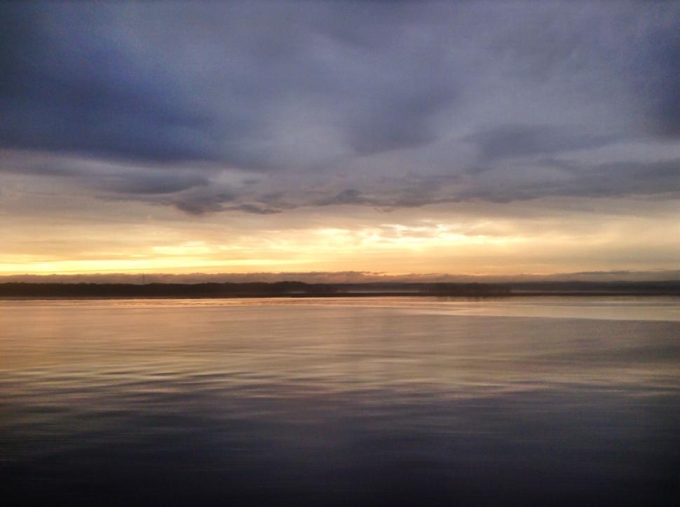 Free Image of Blurry sunset over tranquil water 