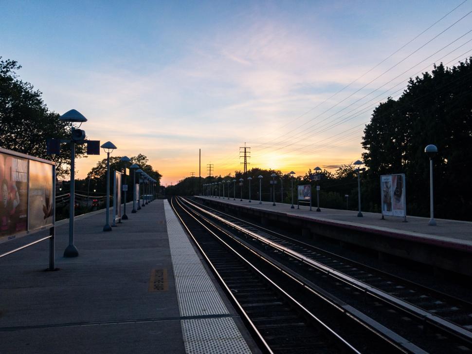 Free Image of Twilight at empty train platform 