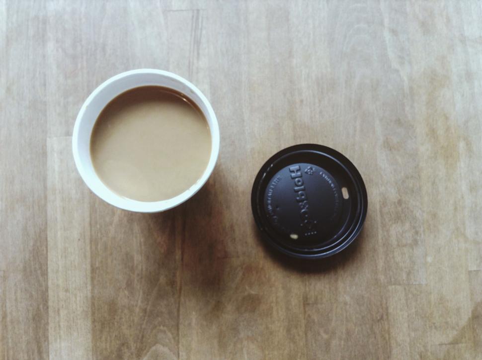 Free Image of Cup of coffee with lid on wooden surface 