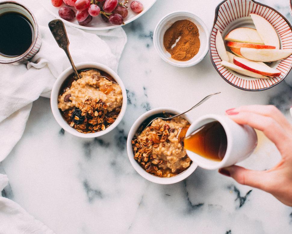 Free Image of Oatmeal breakfast with fresh fruits 