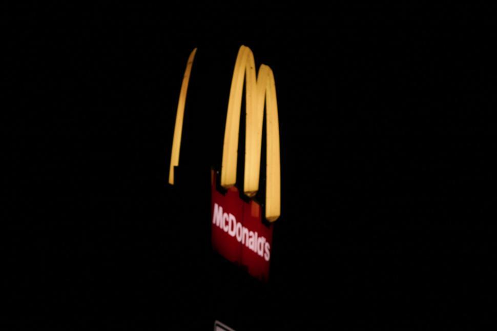 Free Image of Night shot of a fast food restaurant sign 