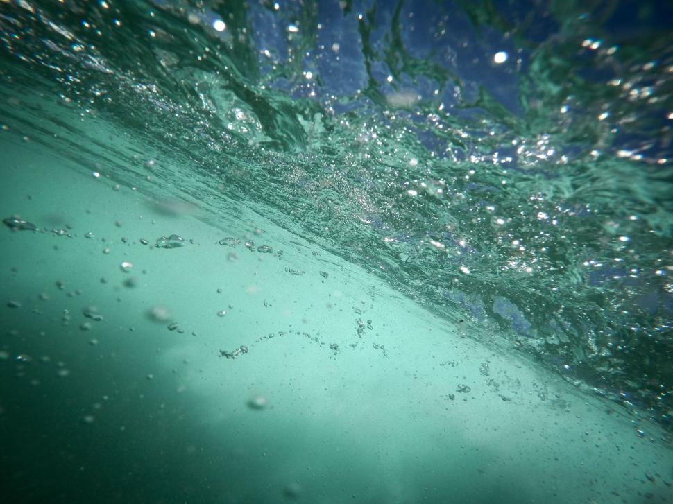 Free Image of Underwater perspective of ocean with bubbles 