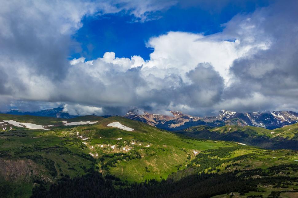 Free Image of Mountain scenery with vibrant clouds 