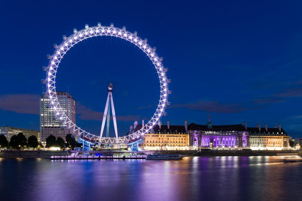 Free Image of Illuminated Ferris wheel at night 