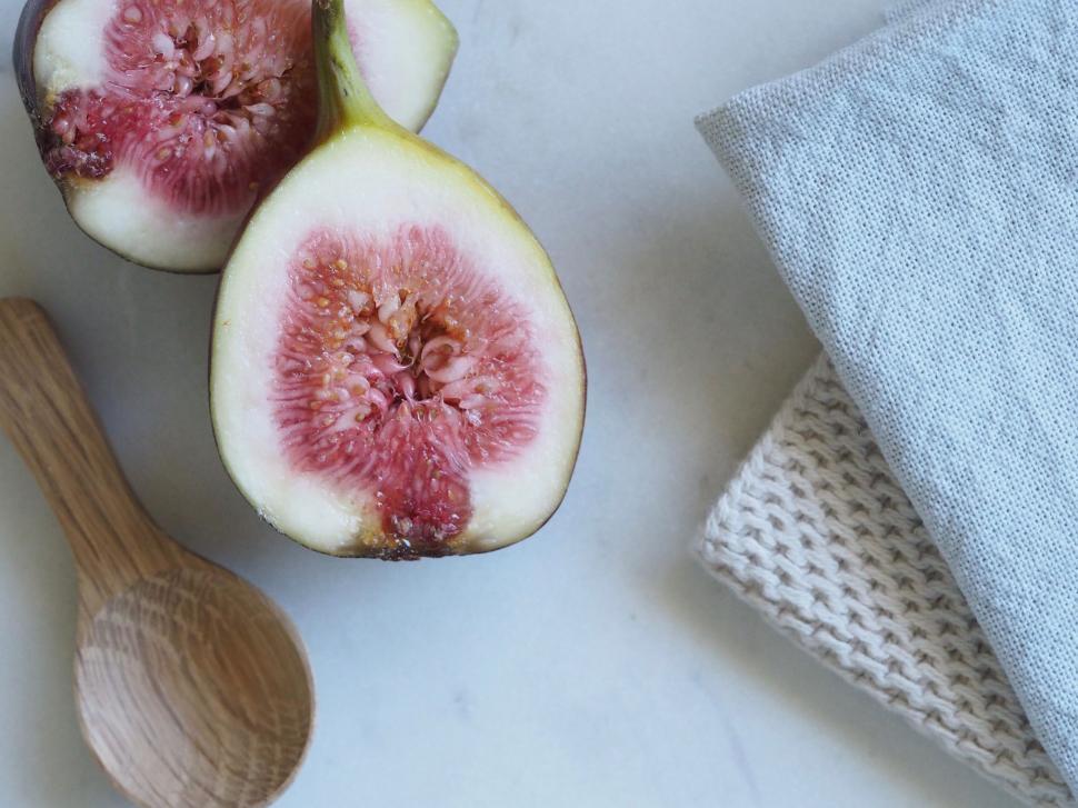 Free Image of Half-cut figs on a minimalistic setup 