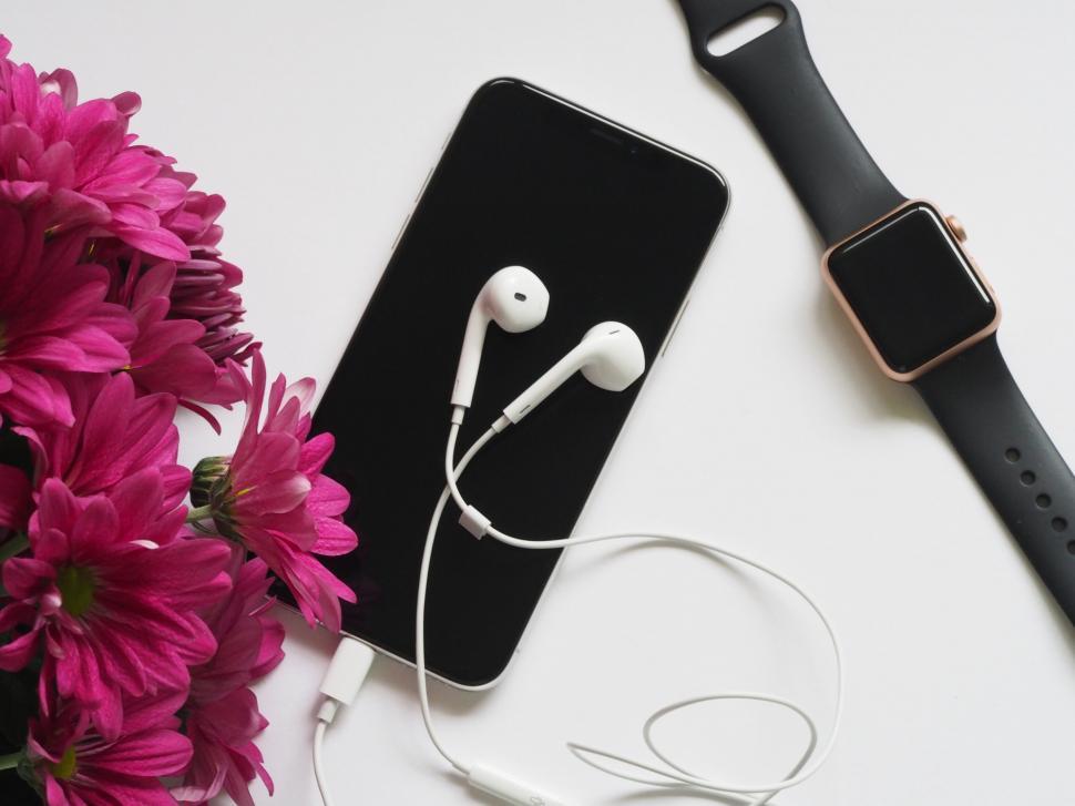 Free Image of Smartphone with headphones and smartwatch 