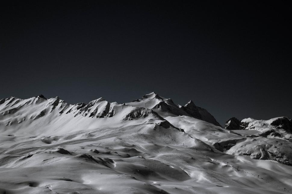Free Image of Majestic snowy mountain peaks in black and white 