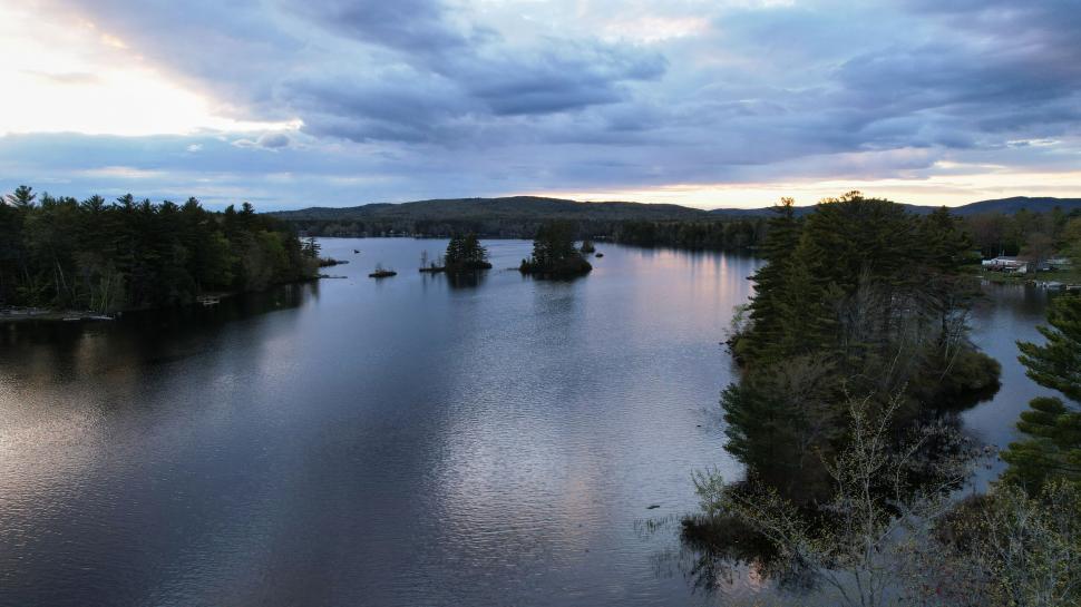 Free Image of Lake at dusk with trees and reflections 