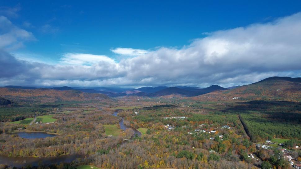 Free Image of Aerial view of autumn mountains and town 