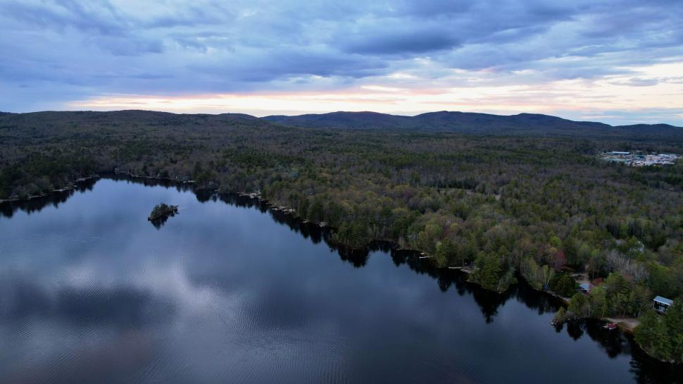 Free Image of Lake surrounded by forest during dusk 