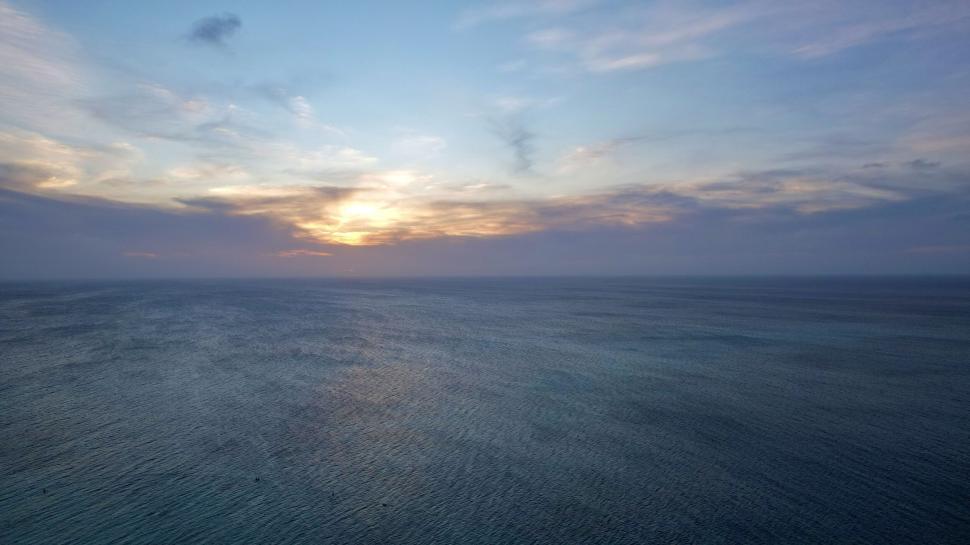 Free Image of Sunset over a calm ocean 