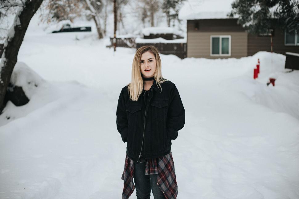 Free Image of Blurred person in winter landscape 