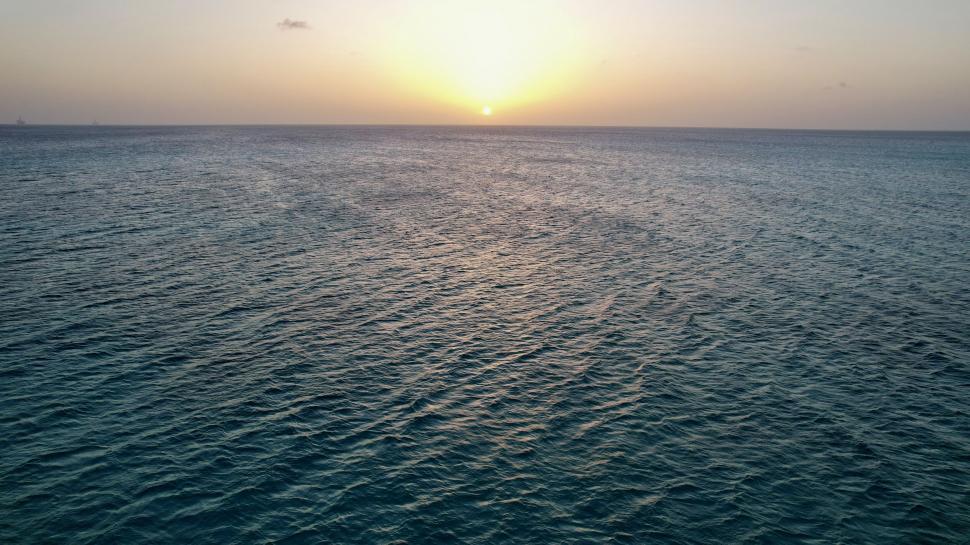Free Image of Serene sunset over soothing vast ocean horizon view 