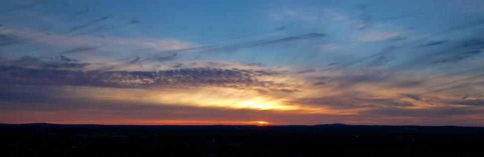 Free Image of Beautiful sunset with vibrant colors and wispy clouds. 