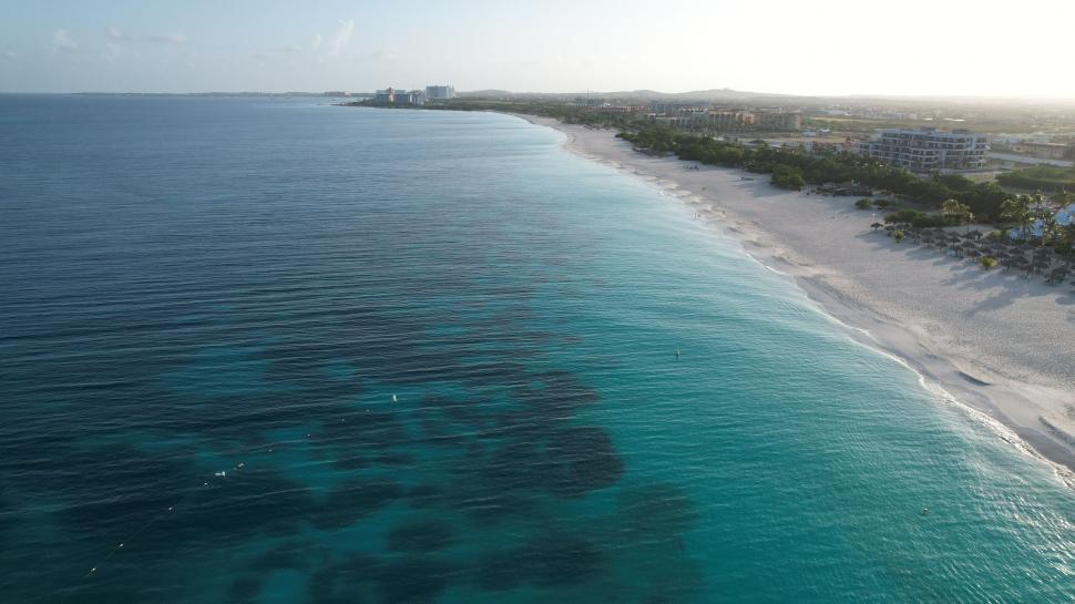 Free Image of A serene ocean beach with clear turquoise waters 