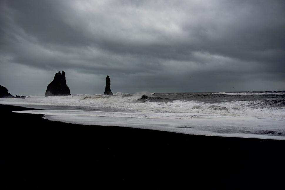 Free Image of Dramatic seascape with dark skies and rough waves 