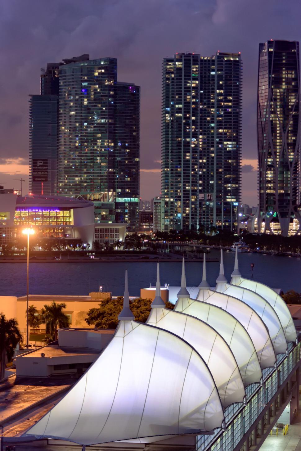 Free Image of Cityscape view with modern high-rise buildings at dusk 