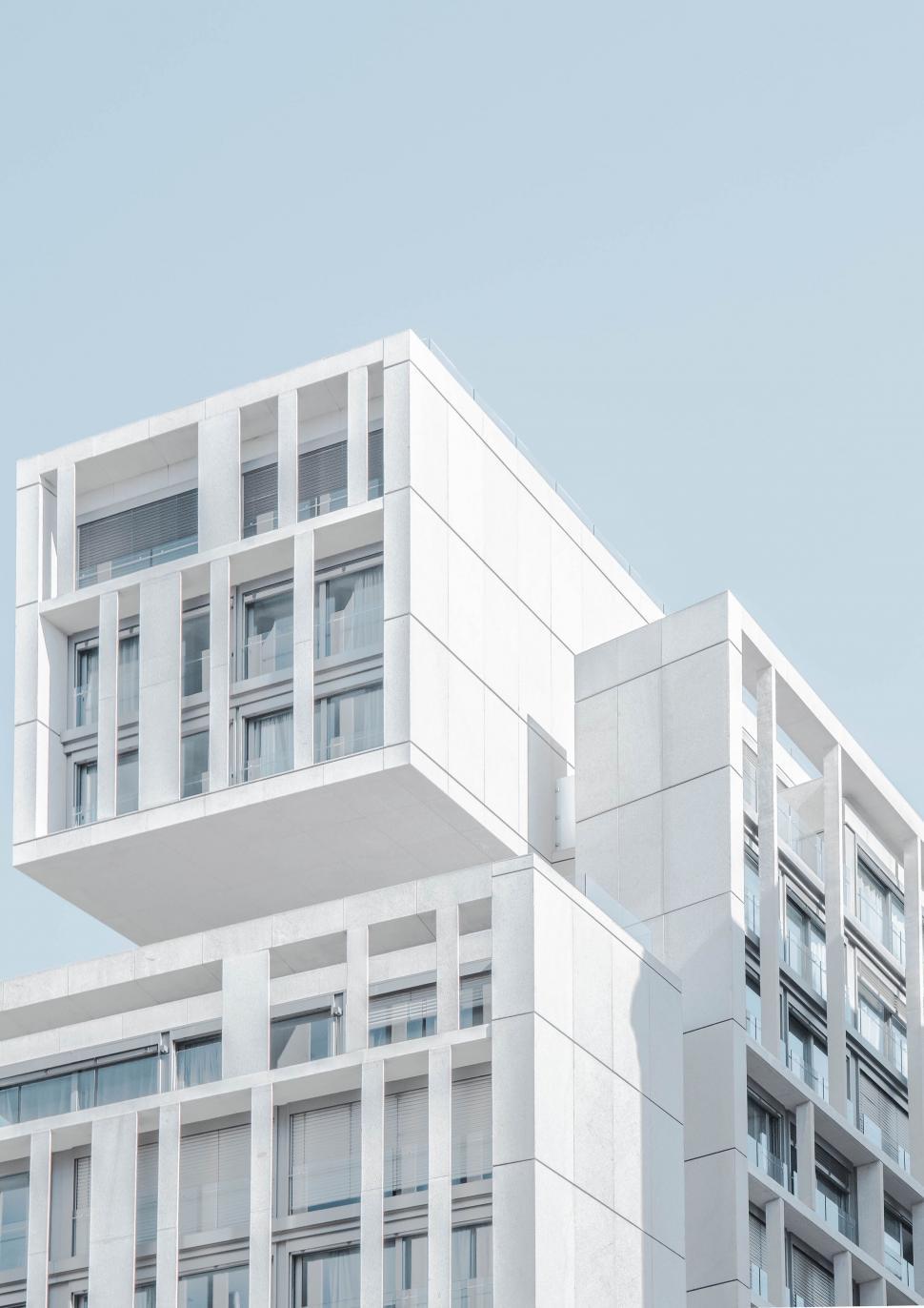 Free Image of Modern white block structure with overhanging elements. 