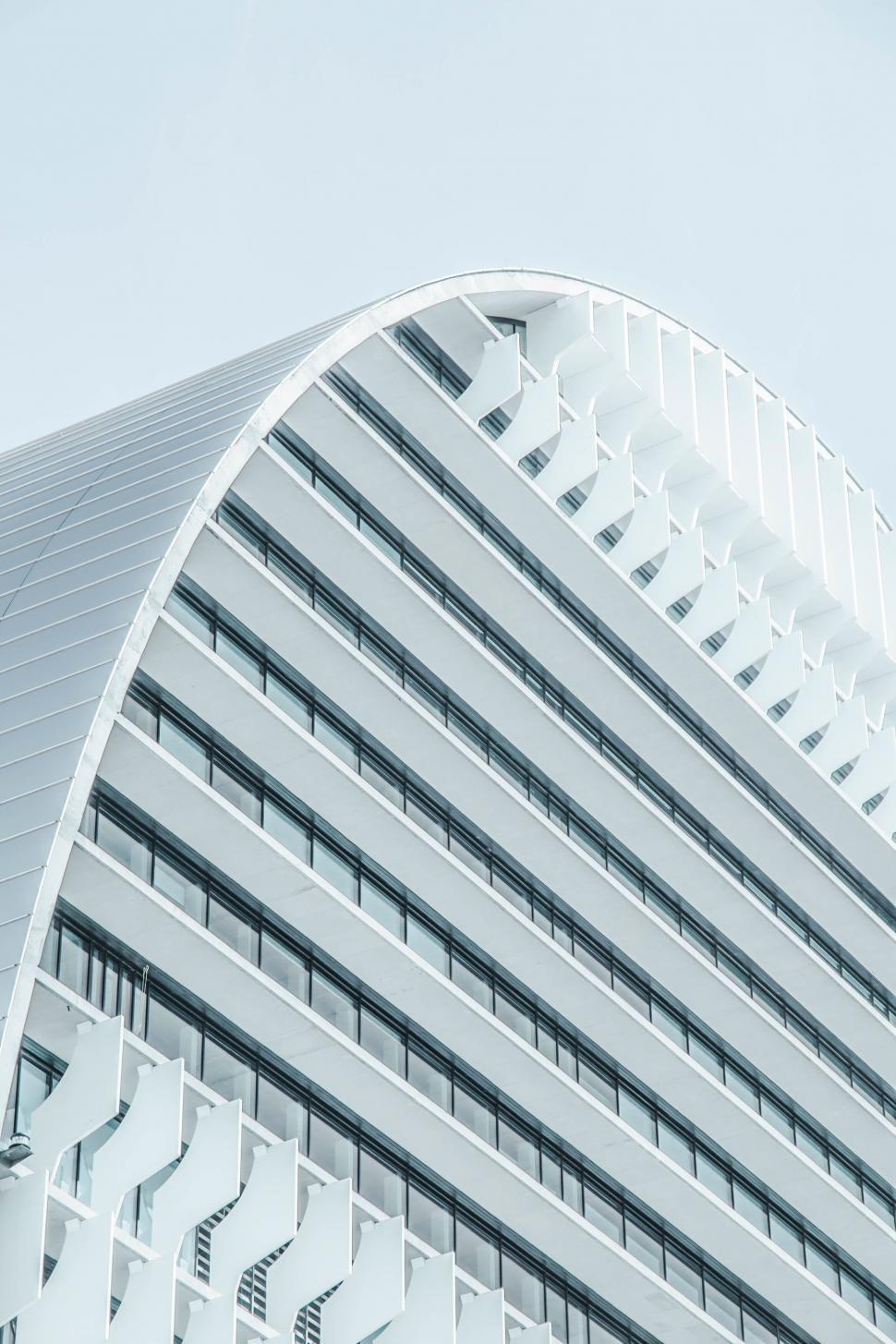 Free Image of Curved architectural structure with repetitive patterns 