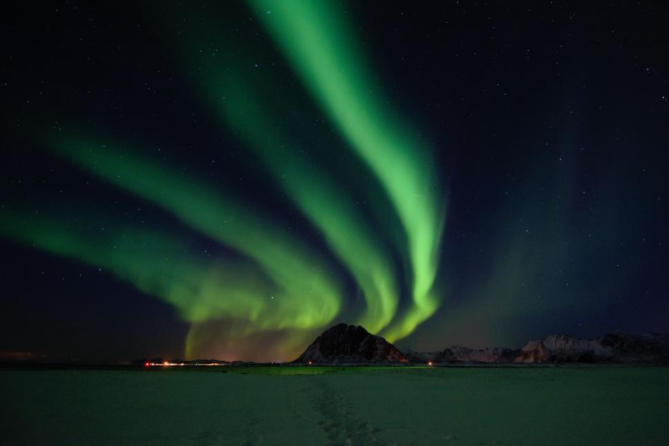 Free Image of Magnificent Northern Lights over mountains, night sky 