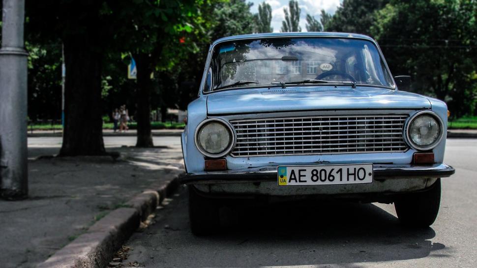 Free Image of Vintage blue car parked on a city street in shade 