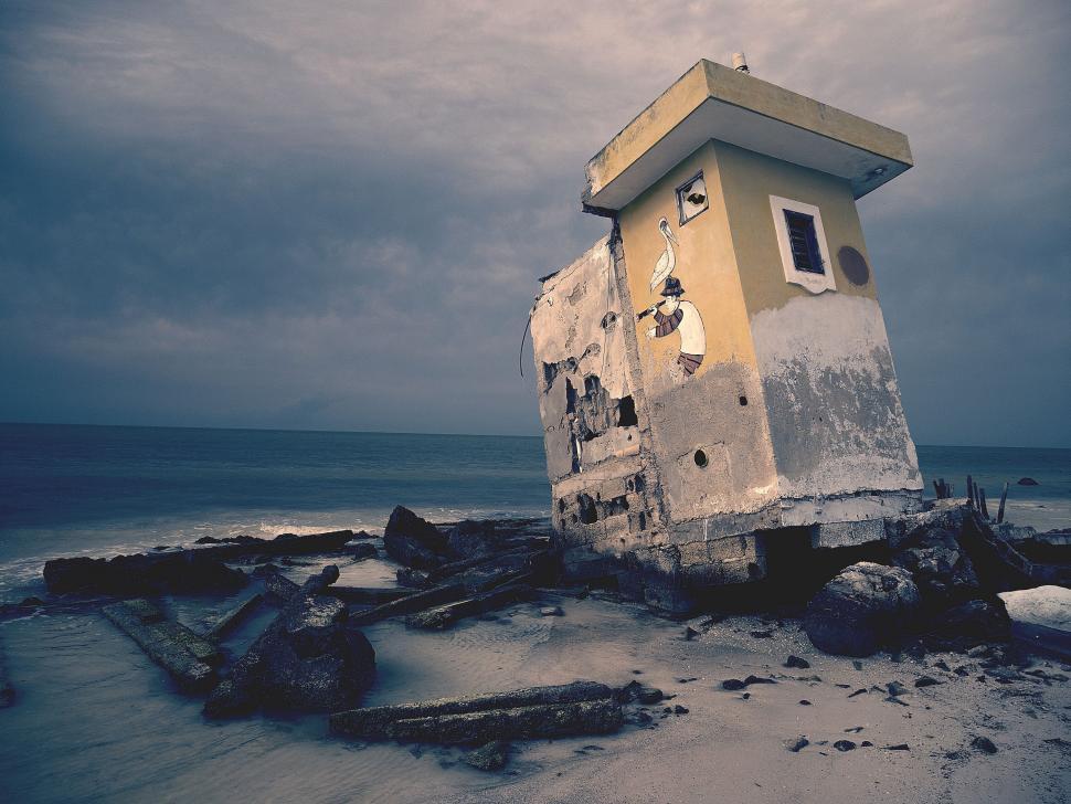 Free Image of Deserted seaside building with a distressed appearance 