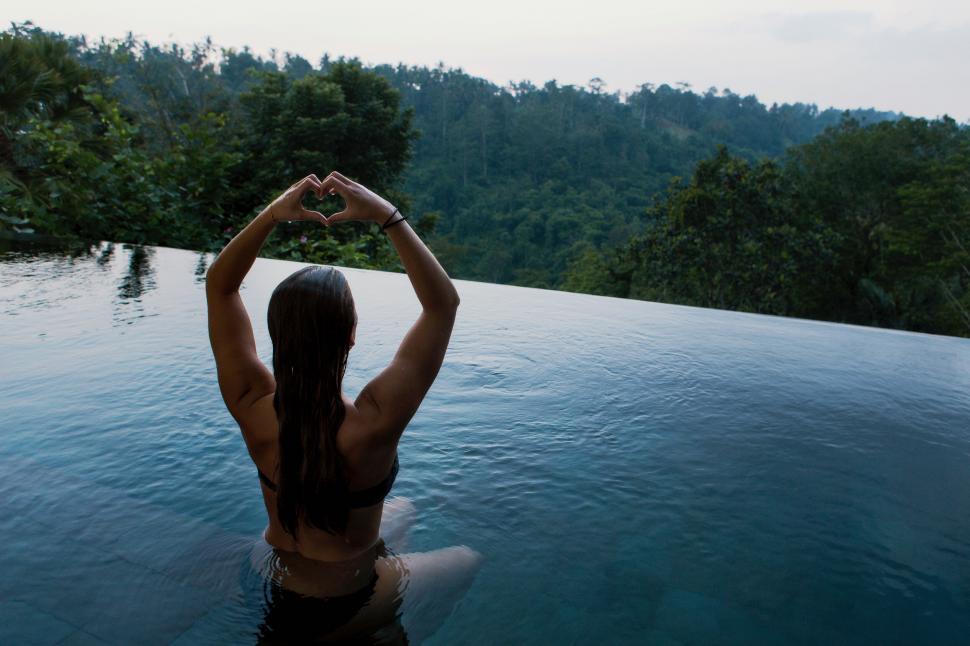 Free Image of Relaxing in infinity pool overlooking lush forest views 