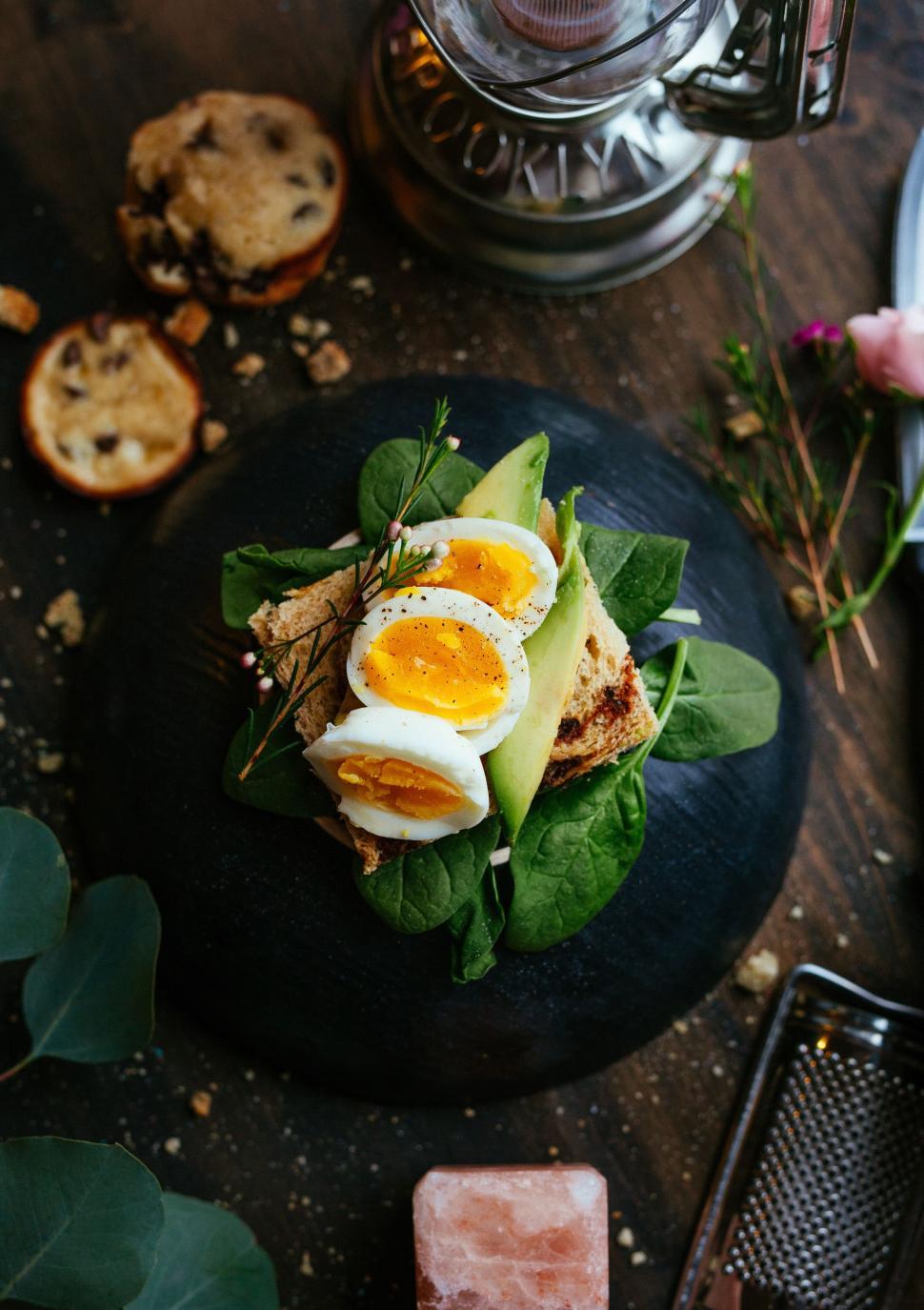 Free Image of Healthy breakfast with eggs, avocado, and greens. 