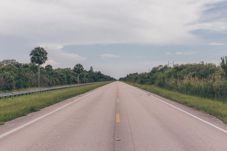 Free Image of Empty highway disappearing into the horizon, clear sky 