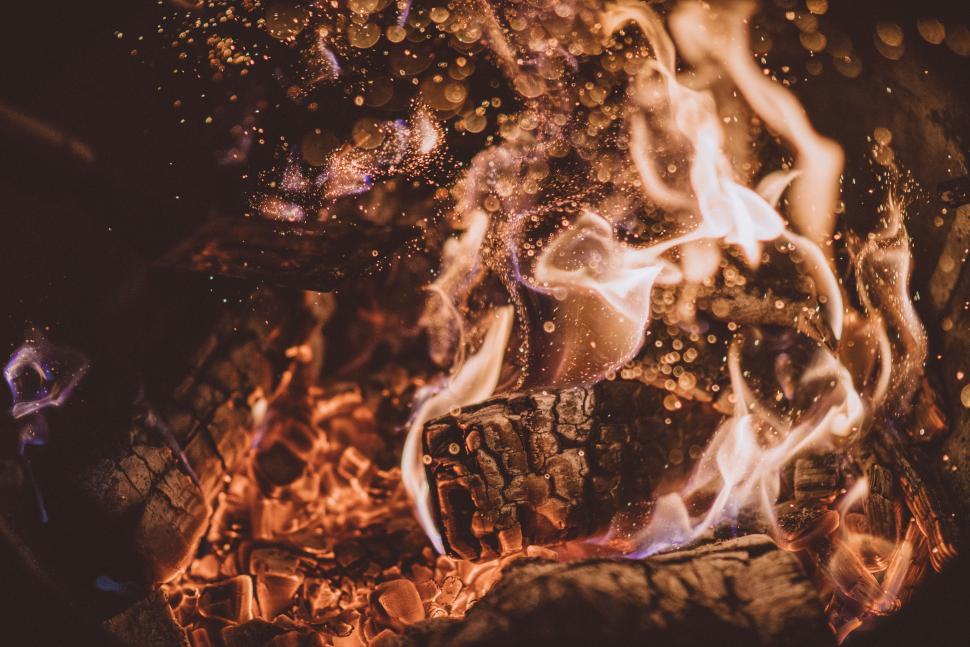 Free Image of Close-up of vibrant campfire with glowing embers and flames. 