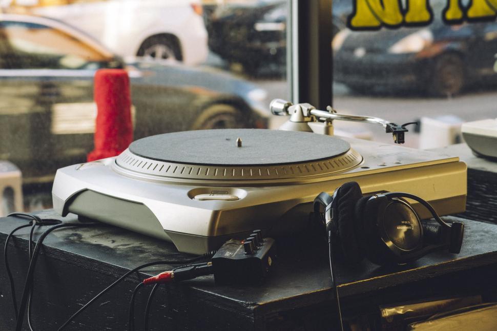 Free Image of Vintage turntable on a desk with headphones in cozy setting. 