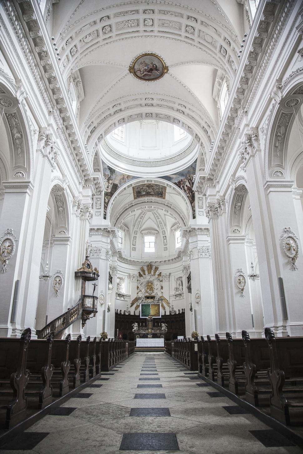 Free Image of Interior of a grand cathedral with ornate designs and high ceilings. 