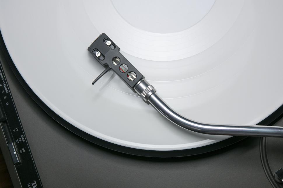 Free Image of Close-up of a record player stylus on a white vinyl record 