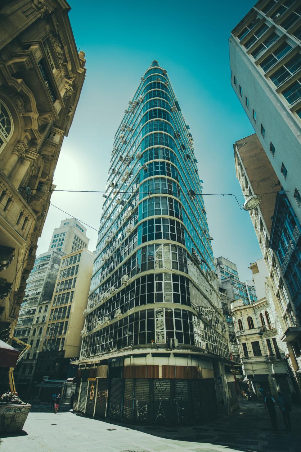 Free Image of Modern high-rise building in urban setting with clear blue sky. 